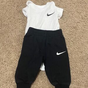 3mo Nike Kids Black Joggers with White Top